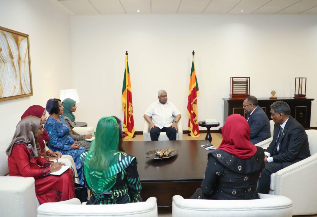 මාලදිවයින් ජ්‍යෙෂ්ඨ පුරවැසියන්ට මෙරටට පැමිණ ස්ථිර පදිංචිය (Permanent Residence) සඳහා අවශ්‍ය කටයුතු සලසා දෙන ලෙස මාලදිවයින් විදේශ කටයුතු අමාත්‍ය මූසා සමීර් මහතා අමාත්‍ය ටිරාන් අලස් මහතාගෙන් ඉල්ලීමක්