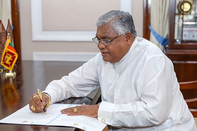 මහීපාලගේ බිරිඳ නමට වැව් රක්ෂිතයේ හෝටලයක්