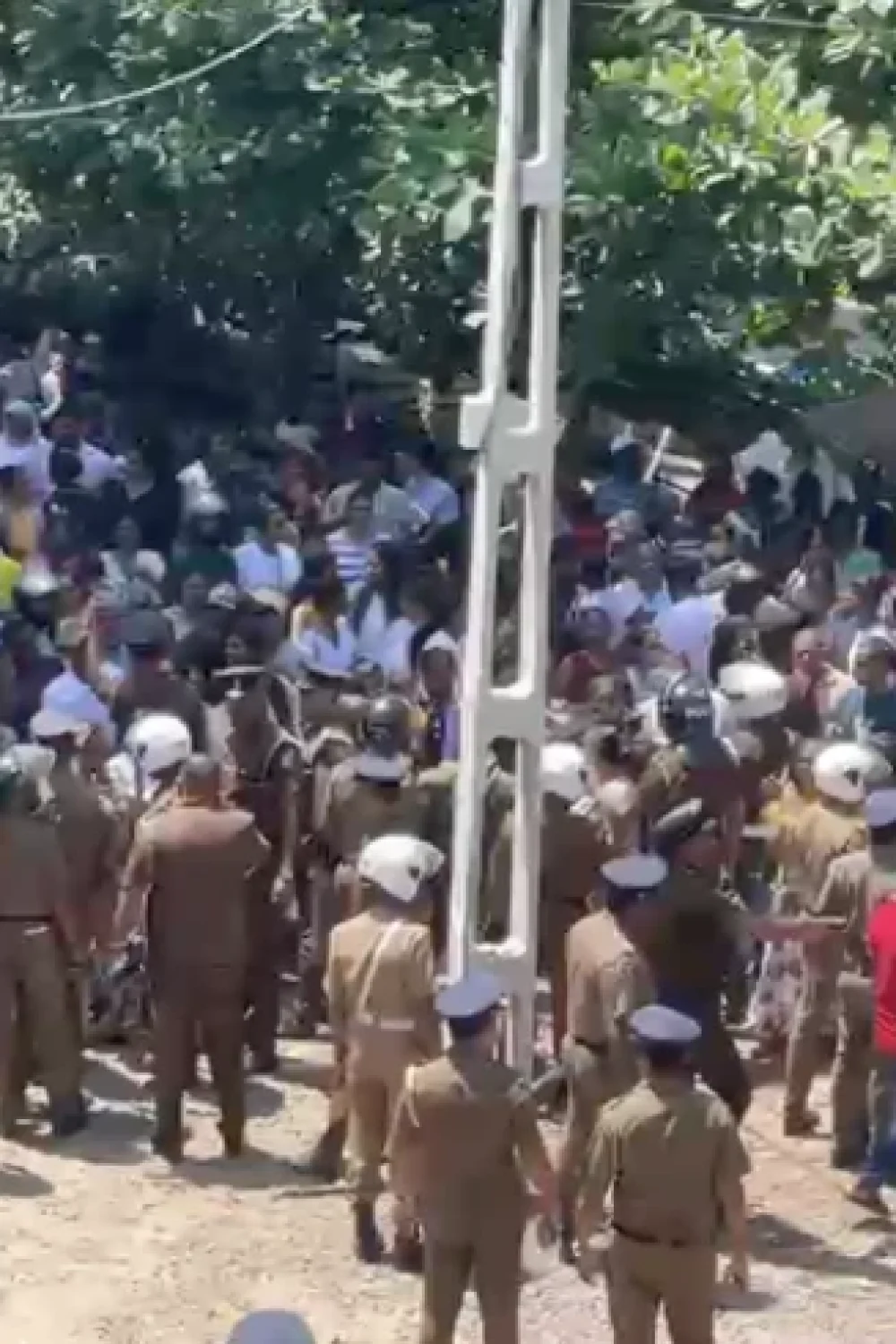 මීගමුව බන්ධනාගාර ගැටුමින් නිලධාරීන් ඇතුළු 25ක් මරුට – 100කට තුවාල